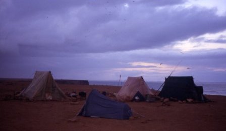 la nuit tombe sur le campement
