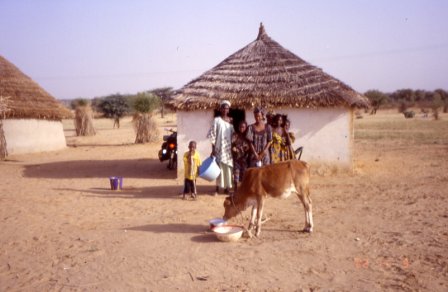 devant ma case (village Peul de N Diayene)