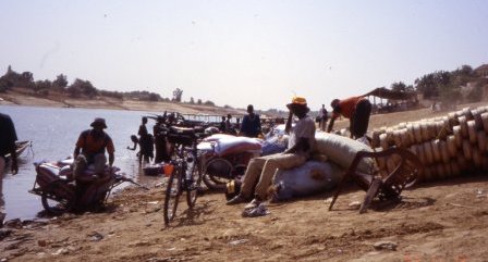 on charge la pirogue de riz