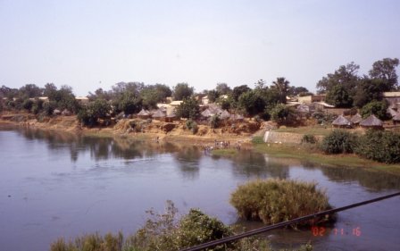 village sur les rives du fleuve Sénégal