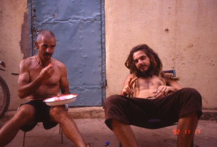 devant la porte de ma chambre avec un copain rasta