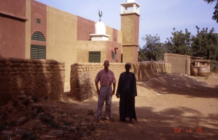 devant la mosquée avec le chef du village