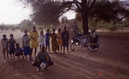 l'équipe du Sénégal devant une termitière