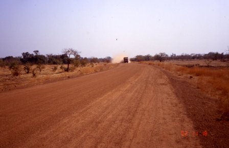 arrivée d'un camion au loin