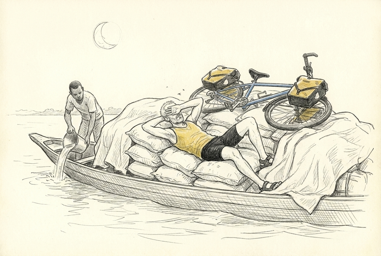 Michel tente de dormir sur des sacs de riz inégaux pendant qu'un membre de l'équipage écope la pirogue de nuit.